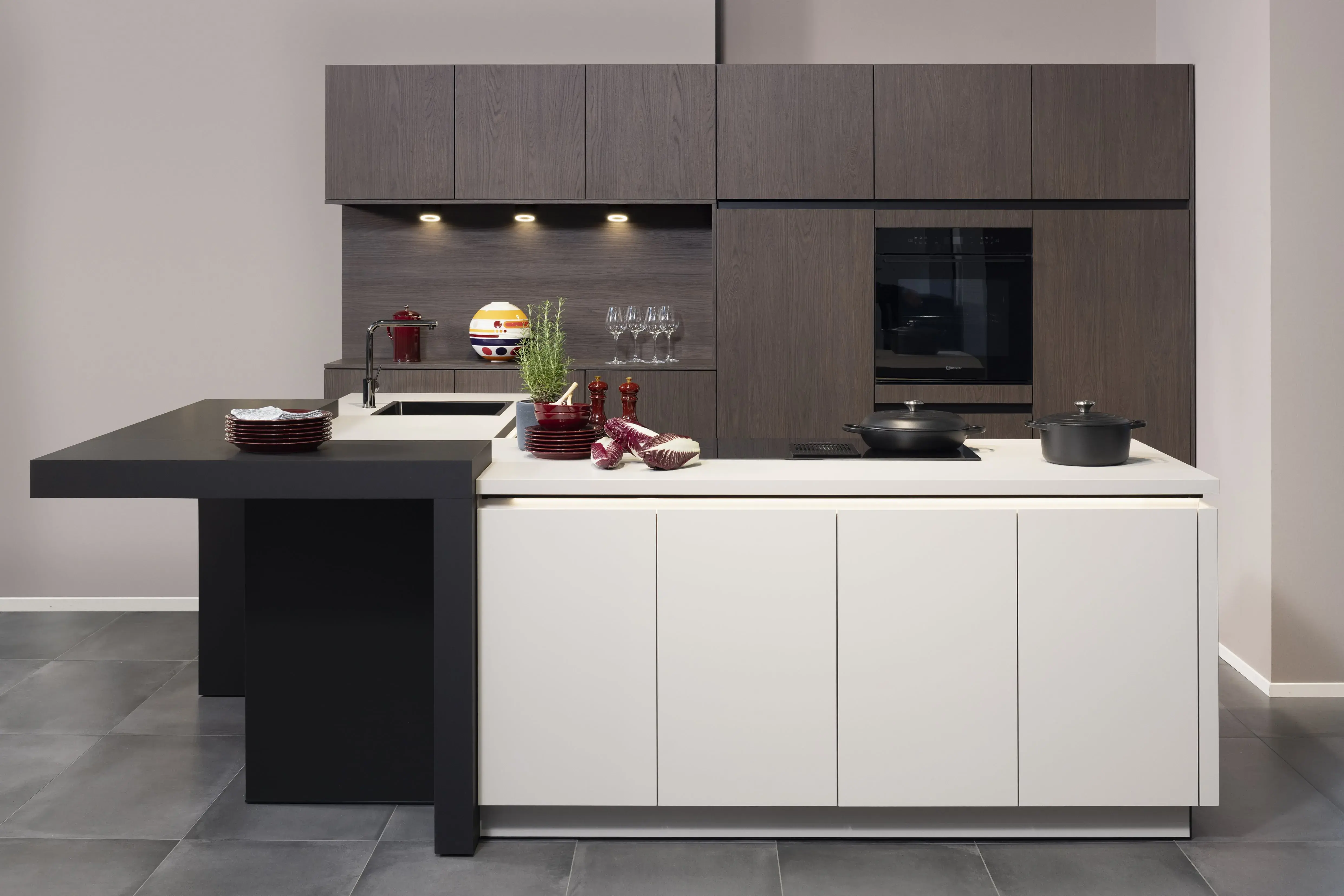 Küche_von_Artego_in_Schwarz-Weiß_mit_Kücheninsel